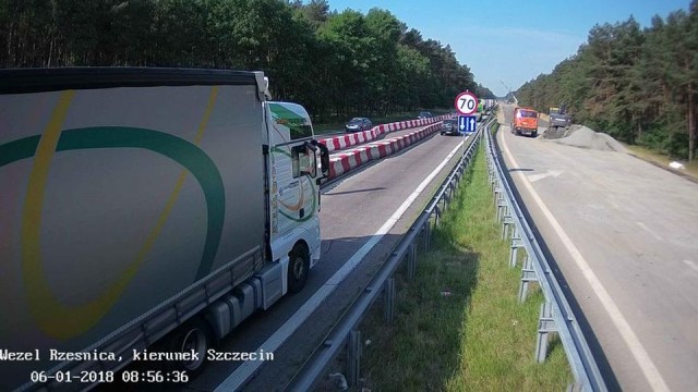 Zakorkowany jest przejazd w kierunku Goleniowa przed i na remontowanym odcinku autostrady A6. Zderzyły się tam cztery samochody i na odcinku około 4 kilometrów trzeba się uzbroić w cierpliwość.