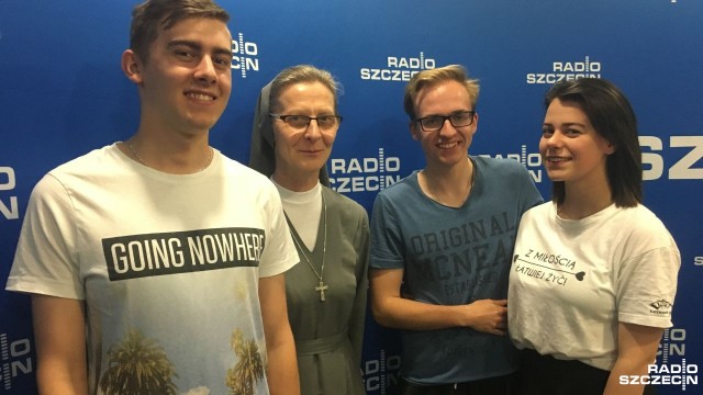 Ponad sto osób ze Szczecina wyjechało w sobotę na 22. Spotkanie Młodych w Lednicy. Co roku kilkadziesiąt tysięcy katolików przechodzi przez Bramę Rybę na Polach Lednickich. To dla nich znak wyboru Chrystusa w swoim życiu. Pomysłodawcą spotkań był dominikanin, o. Jan Góra, który zmarł trzy lata temu.