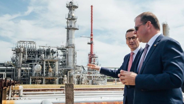 Premier Mateusz Morawiecki proponuje ufundowanie pamiątkowej tablicy poświęconej byłemu prezydentowi Lechowi Kaczyńskiemu w rafinerii w Możejkach na Litwie. Tablica miałaby pojawić się na miejscu za kilka miesięcy - w 10. rocznicę całkowitego przejęcia Możejek przez polski Orlen. Po południu premierzy Polski i Litwy spotkali się na krótką rozmowę na terenie rafinerii w zachodniej części Litwy.