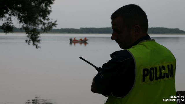 Siedem zastępów straży pożarnej ze Stargardu oraz ekipa nurków poszukiwała 16-latka zaginionego w okolicach dzikiej plaży nad jeziorem Miedwie k. Morzyczyna. Służby ratunkowe otrzymały zgłoszenie przed godziną 19.