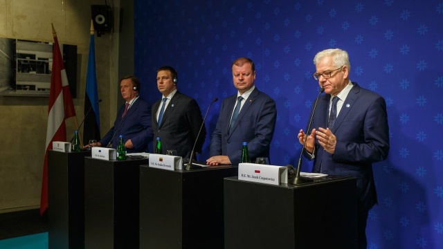 Szefowie rządów państw bałtyckich z zadowoleniem przyjęli możliwość utworzenia stałej amerykańskiej bazy wojskowej w Polsce. Premierzy Litwy, Łotwy i Estonii mówili o tym w poniedziełk w Tallinie na wspólnej konferencji prasowej z ministrem spraw zagranicznych Polski Jackiem Czaputowiczem.