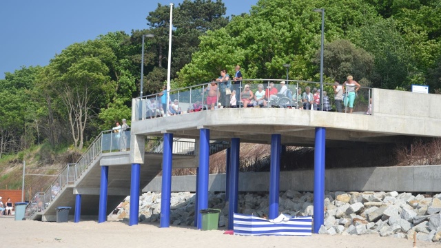 Nowy taras widokowy wraz z platformą dla osób niepełnosprawnych oddano w Kołobrzegu. Poprzednie zejście na plażę w dzielnicy zachodniej zostało zniszczone przez sztorm. Taras wybudowano wiosną, ale dopiero teraz cała inwestycja została zakończona.