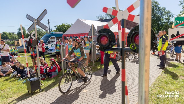 Zawodników z Gimnazjów i Szkół Podstawowych, którzy przyjechali do Przelewic na Finał Ogólnopolskiego Turnieju Bezpieczeństwa Ruchu Drogowego wraz z opiekunami jest niemal 200. Zadania praktyczne jak zawsze wywoływały najwięcej emocji. Te największe były na rowerowym torze przeszkód.