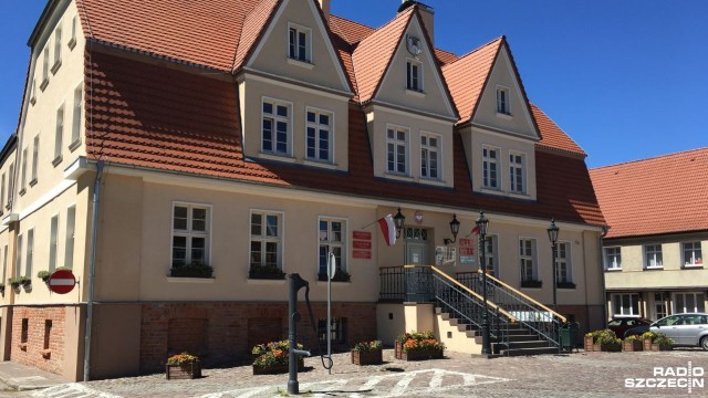 Maj był nie pierwszym takim miesiącem, gdy urzędnicy maszewskiego ratusza nie dostali pensji na czas - anonimowo informują pracownicy reportera Radia Szczecin. Kiedy chcemy zapytać o sprawę, burmistrz Maszewa Jadwiga Ferensztajn zamyka się w gabinecie, a sekretarz gminy Alicja Szuster zaprzecza.
