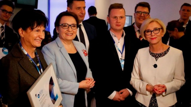Minister edukacji Anna Zalewska i finansów Teresa Czerwińska spotkają się w piątek w sprawie finansowania szkolnictwa zawodowego. Resort szkolnictwa chce zapewnić jego finansowanie na 10 lat. Szczegóły mają być znane w połowie czerwca.