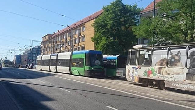 Autobus komunikacji miejskiej linii nr 61 zderzył się z tramwajową siódemką w okolicy Bramy Portowej w Szczecinie. Do zdarzenia doszło w piątek przed godziną 17.