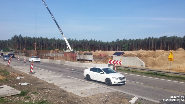 Potwierdza się czarny scenariusz dla kierowców, którzy z początkiem wakacji będą chcieli wybrać się na wypoczynek nad morzem. Zgodnie z umową spółka Energopol Szczecin do końca tego tygodnia powinna uruchomić na remontowanym odcinku autostrady A6 po dwa pasy jezdni w każdą stronę. Tak się jednak nie stanie.