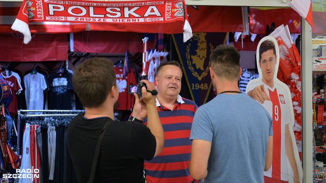 Jeszcze nie ma szału zakupów polskich flag czy gadżetów w narodowych barwach, ale ruch z dnia na dzień jest coraz większy - mówią szczecińscy handlowcy przed zbliżającym się Mundialem. Finały piłkarskich Mistrzostw Świata rozpoczną się w Rosji w czwartek, ale Polacy swój pierwszy mecz rozegrają dopiero 19 czerwca.
