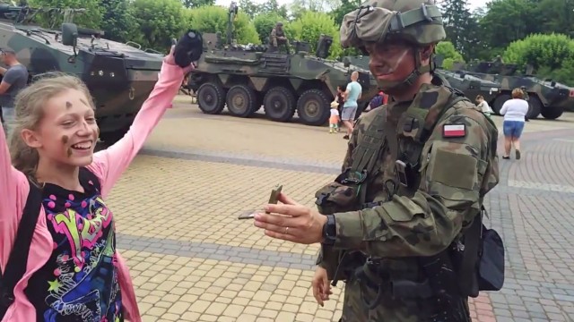 Żołnierze 12. Dywizji Zmechanizowanej prawdziwą atrakcją w Morągu. Szczecińscy mundurowi na kilka godzin zjechali z warmińskich poligonów, gdzie trwają manewry Saber Strike, i ustawili Rosomaki na rynku w centrum miasta. Zainteresowanie było ogromne.