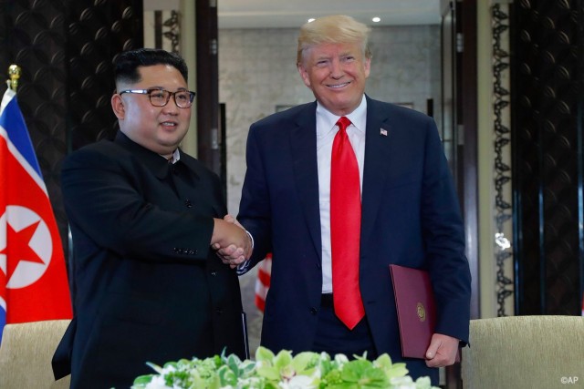 Korea Północna ponownie zobowiązała się do pełnej denuklearyzacji - wynika z treści porozumienia zawartego we wtorek w Singapurze przez przywódców komunistycznej Korei i Stanów Zjednoczonych.