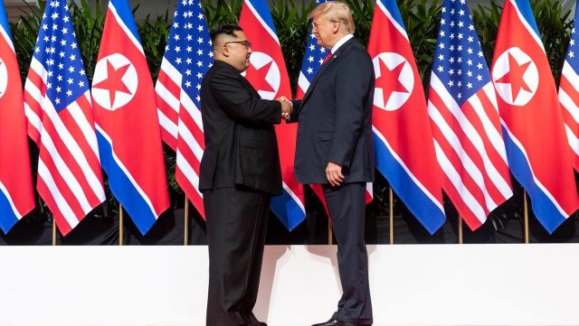 Kim Dzong Un potwierdził zobowiązanie do pełnej denuklearyzacji Korei Północnej. Donald Trump zadeklarował zaś zawieszenie manewrów wojskowych z udziałem amerykańskich wojsk na Półwyspie Koreańskim. To wyniki pierwszego w historii szczytu przywódców Korei Północnej i Stanów Zjednoczonych.