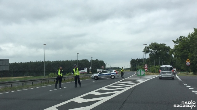 Samochód osobowy uderzył w barierę oddzielającą jezdnie na obwodnicy Kobylanki. Do zdarzenia doszło we wtorek po południu na trasie w kierunku Stargardu.