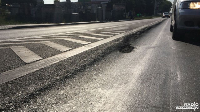 Dopiero na jesień miasto planuje remont nawierzchni na skrzyżowaniu Szosy Stargardzkiej i ulicy Przyszłości przy wyjeździe ze Szczecina. Od wielu lat przy upałach tworzą się tam nawet 40-centymetrowe koleiny.
