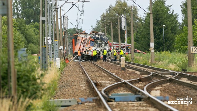 Ciężarówka uderzyła w pociąg. Jedna osoba nie żyje, wiele rannych [WIDEO, ZDJĘCIA]