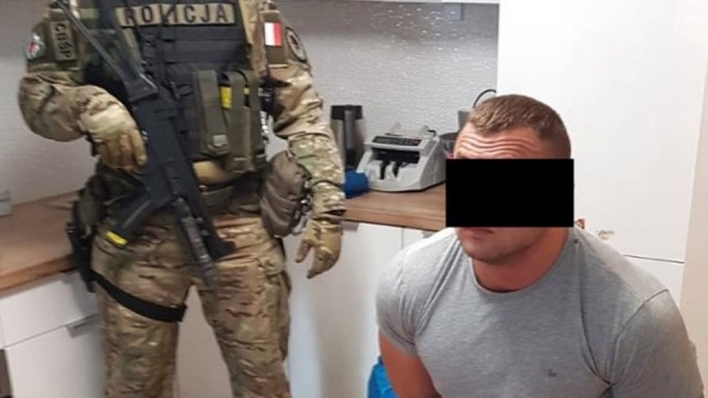 Na Dolnym Śląsku rozbito dużą grupę przestępczą zajmującą się handlem dopalaczami. 18 osobom przedstawiono zarzuty działalności w zorganizowanej grupie przestępczej - poinformowała prokurator Beata Marczak z Prokuratury Krajowej, na wspólnej konferencji z szefem MSWiA oraz Komendantem Głównym Policji.