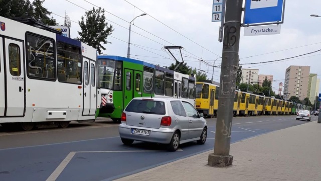 Tramwajowe jedenastki, dwunastki i czwórki utknęły na pętli Pomorzany. Tam zepsuta dwunastka blokuje przejazd kilku składom.