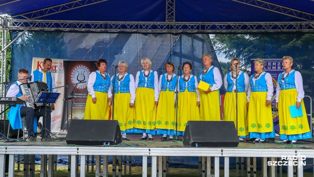 Lokalna społeczność spotkała się w sobotę w Starym Czarnowie śpiewają ludowe piosenki, jedzą i wspólnie biesiadują. Jak sami podkreślają: poprzez zabawę przekazują wzorce patriotyczne i uczą jak żyć w społeczeństwie.