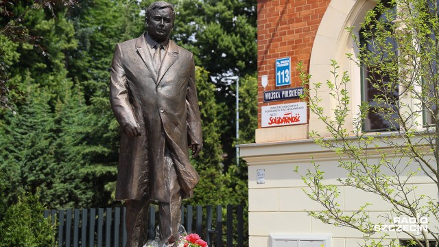 W sobotę w Szczecinie stanął pomnik Lecha Kaczyńskiego. Monument przedstawiający tragicznie zmarłego prezydenta odsłonili przedstawiciele najbliższej rodziny i przewodniczący Solidarności.