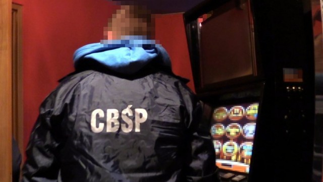 Trzy nielegalne kasyna zlikwidowali policjanci CBŚP i funkcjonariusze służb celno-skarbowych. Zabezpieczono 15 automatów do gier o niskich wygranych i zatrzymano dwie osoby. To kolejna akcja policji na terenie Mazowsza w śledztwie przeciwko zorganizowanej grupie przestępczej zajmującej się nielegalnym hazardem. Poprzednio zatrzymano w tej sprawie 22 osoby i zabezpieczono 31 automatów.