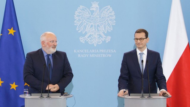 Rzeczniczka rządu Joanna Kopcińska zapewniła, że polskie władze są gotowe do wyjaśniania wątpliwości związanych z reformą wymiaru sprawiedliwości. Temu zagadnieniu było poświęcone poniedziałkowe spotkanie premiera Mateusza Morawieckiego z wiceszefem Komisji Europejskiej Fransem Timmermansem.
