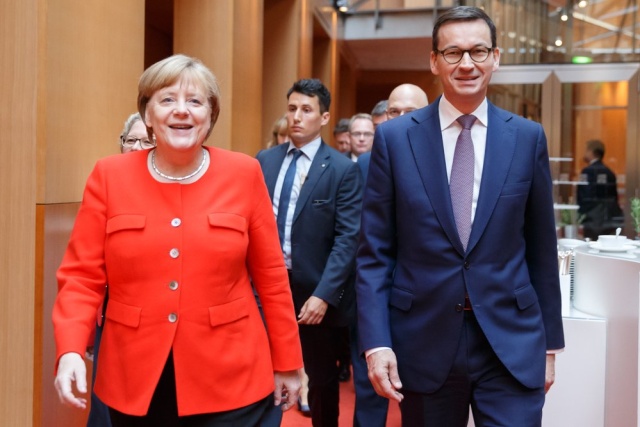Premier Mateusz Morawiecki spotkał się w Berlinie z kanclerz Angelą Merkel. Wśród tematów, jakie omówiono były między innymi kwestie dotyczące kryzysu migracyjnego, gazociągu Nord Stream 2 oraz napięć między Europą a USA.