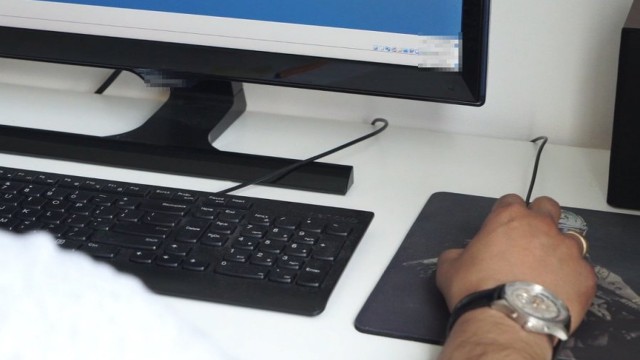 Funkcjonariusze Centralnego Biura Śledczego Policji zatrzymali cztery osoby podejrzane o oszustwa internetowe na masową skalę. To efekt śledztwa prowadzonego przez CBŚP i Prokuraturę Regionalną w Gdańsku. Śledztwo dotyczy oszustw związanych z działalnością 17 fikcyjnych sklepów internetowych oferujących sprzęt elektroniczny oraz AGD.