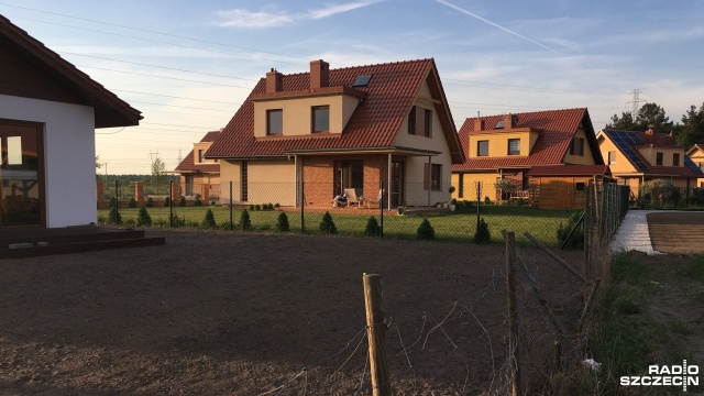 Gmina Dobra apeluje do mieszkańców o zaprzestanie podlewania przydomowych ogródków. Ma to poprawić dostawy wody. Na problemy m.in. z niskim ciśnieniem wielokrotnie skarżyli się słuchacze naszego magazynu interwencyjnego Czas Reakcji.