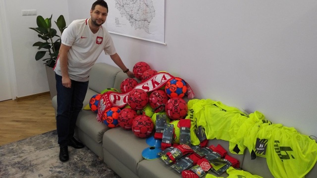 Wiceminister przeprasza i przesyła sprzęt sportowy, a prezydent Kołobrzegu zapowiada, że paczkę z piłkami i koszulkami odeśle do adresata. To ciąg dalszy sprawy po mundialowym meczu, przegranym przez Niemcy z Meksykiem.