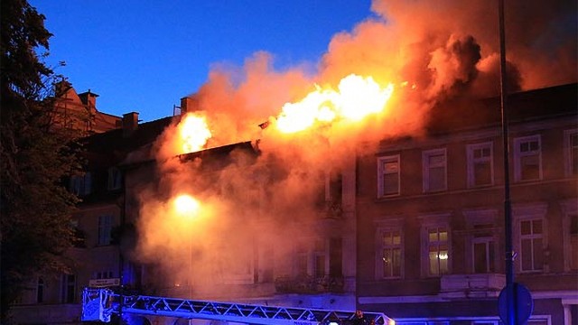 Ogień w opuszczonym budynku przy ul. Armii Krajowej wybuchł około godziny 22 w czwartek. Gasiło go jedenaście zastępów straży pożarnej.