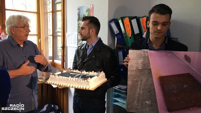 Działacze młodzieżówki Platformy Obywatelskiej przynieśli do siedziby Prawa i Sprawiedliwości w Szczecinie tort w rocznicę położenia stępki pod budowę promu w Stoczni Szczecińskiej. Młodzi Demokraci przekonywali, że położenie stępki było ściemą i propagandą sukcesu, bo - jak mówili - prom nie powstaje.