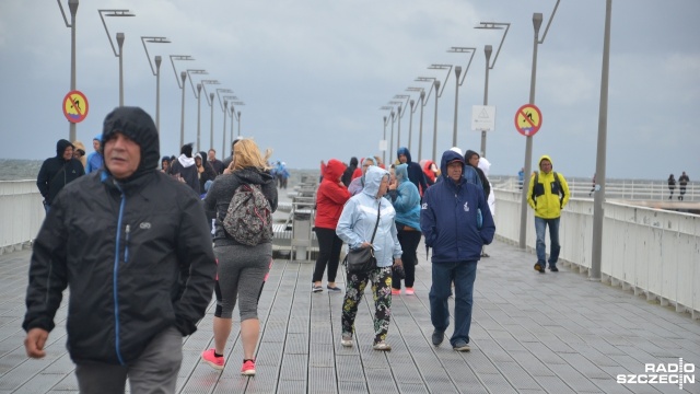 Wakacje właśnie się rozpoczęły i chociaż pogoda nad polskim morzem w piątek nie rozpieszcza, to turystów nad Bałtykiem nie brakuje. W Kołobrzegu kurtki i parasolki zastąpił parawany i stroje kąpielowe.