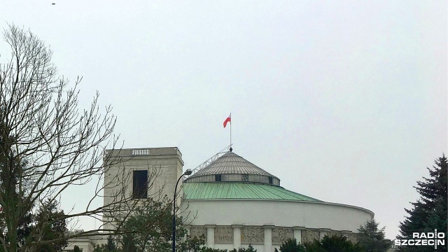 Posłowie zajmą się zmianami w przepisach dotyczących gospodarki odpadami - poinformowała wicemarszałek Barbara Dolniak z Nowoczesnej po posiedzeniu prezydium Sejmu i Konwentu Seniorów. Nadzwyczajne posiedzenie Sejmu zwołano na środę 27 czerwca.