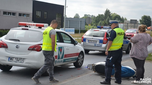 Wypadek w Zieleniewie pod Kołobrzegiem. Mężczyzna jadący skuterem zderzył się z samochodem osobowym na drodze wojewódzkiej nr 102.