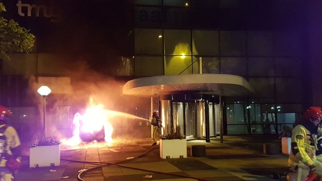 W Amsterdamie furgonetka wjechała nad ranem w gmach tabloidu Telegraaf. Samochód spłonął, sprawca zbiegł z miejsca zdarzenia, nikt nie ucierpiał.