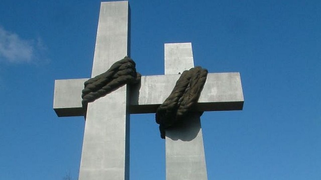 Dźwiękiem syren, odśpiewaniem hymnu i modlitwą rozpoczęły się w Poznaniu uroczystości 62. rocznicy wydarzeń czerwcowych 1956 roku.
