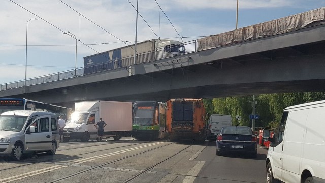 Kilka samochodów i tramwaj zderzyły się przy Energetyków