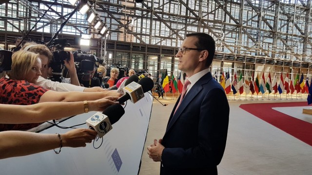 To gigantyczny sukces Polski - tak efekt negocjacji na szczycie Unii Europejskiej w Brukseli w sprawie polityki migracyjnej nazywa premier Mateusz Morawiecki.
