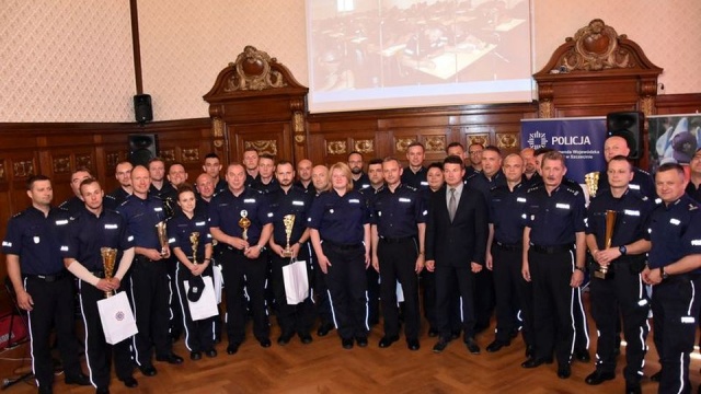 Puchary, dyplomy i gratulacje odebrali w piątek w trakcie uroczystej gali zachodniopomorscy policjanci.