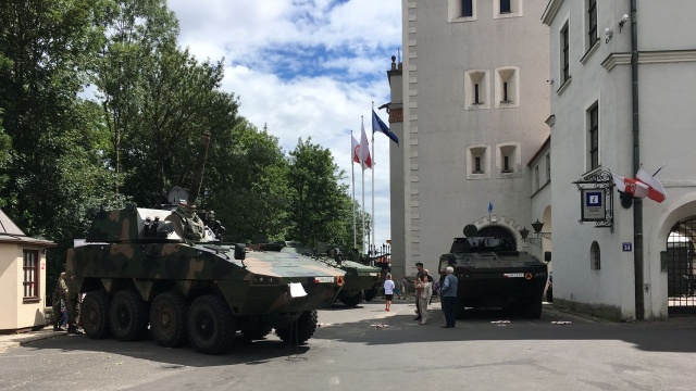Wojsko opanowało Zamek Książąt Pomorskich odbywa się tam festyn Razem dla Niepodległej. Swój sprzęt pokazuje 12. Szczecińska Dywizja Zmechanizowana. Są Rosomaki oraz Raki, jest też okazja aby ubrać się tak, jak ubierają się żołnierze.
