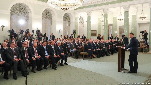 Prezydent zachęca ambasadorów, aby wyjaśniali polskie racje swoim europejskim kolegom. Andrzej Duda mówił o tym na spotkaniu z dyplomatami, reprezentującymi Polskę na świecie.
