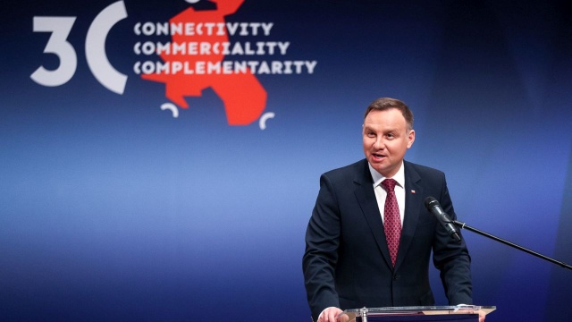 Prezydent Andrzej Duda podkreśla, że Inicjatywa Trójmorza jest przedsięwzięciem sprawczym i systematycznym, a nie teoretycznym i sezonowym. W wystąpieniu na Forum Regionów Trójmorza w Jasionce k. Rzeszowa, prezydent mówił, że 12 państw obszaru Adriatyku, Bałtyku i Morza Czarnego zamiast budowy podziałów w Europie, chce prowadzić działania na rzecz integracji regionu.
