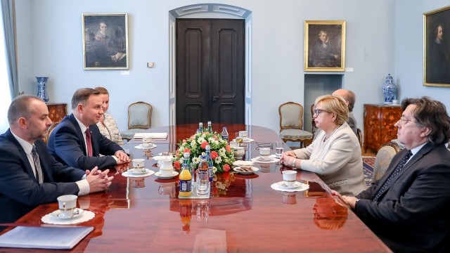 Prezydent Andrzej Duda poinformował Pierwszą Prezes Sądu Najwyższego o tym, że w związku z obowiązywaniem ustawy z 3 kwietnia, przechodzi ona w stan spoczynku. Od środy obowiązki Pierwszego Prezesa będzie pełnił prezes kierujący Izbą Pracy i Ubezpieczeń Społecznych - Józef Iwulski.