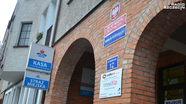 Kołobrzescy urzędnicy i strażnicy miejscy muszą się przeprowadzić. Po tym jak zmienił się właściciel nieruchomości, w której funkcjonowało biuro obsługi klienta, a także wydział komunalny i straż miejska, zdecydowano, że magistrat nie będzie dłużej wynajmował pomieszczeń przy ulicy Ratuszowej 12.