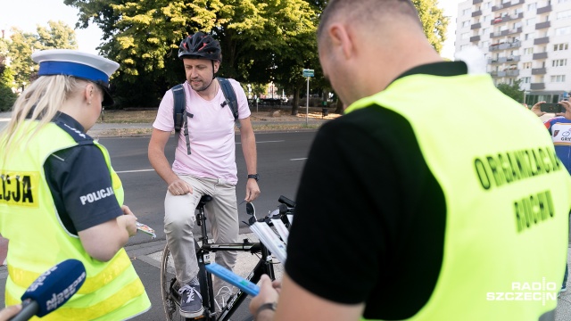 Rozdawali odblaski, sprawdzali stan techniczny rowerów oraz pouczali o bezpiecznym zachowaniu na drodze. Tak mundurowi świętowali Rowerowe urodziny Szczecina na pl. Grunwaldzkim.