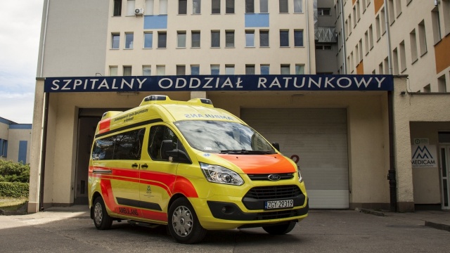 Gryficki szpital kupił nową karetkę. Pojazd służy do transportu pacjentów do innych szpitali i ośrodków diagnostycznych, a także do przewożenia do domów tych pacjentów, którzy mają problemy z poruszaniem się.