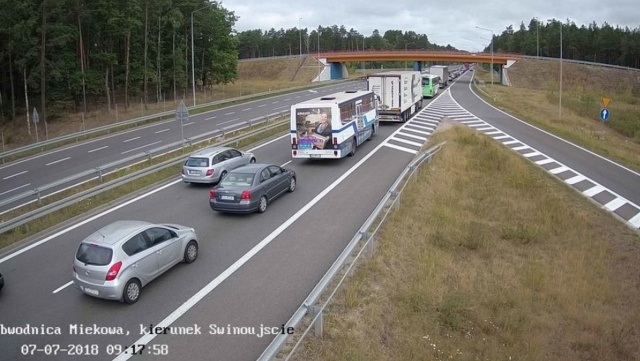 Gigantyczne korki utworzyły się w sobotę rano na zachodniopomorskich trasach, zwłaszcza w kierunku nadmorskich miejscowości.