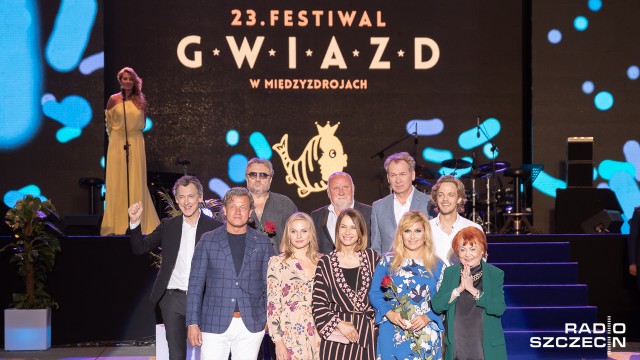 Nowe odciski dłoni pojawiły się w Alei Gwiazd w Międzyzdrojach. Uroczysta gala odbyła się w sobotę wieczorem. To w ramach 23. edycji Festiwalu Gwiazd.