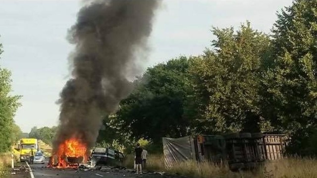 Jedna osoba zginęła, a trzy z lekkimi obrażeniami trafiły do szpitala. Do tragicznego wypadku doszło na drodze krajowej nr 10 w okolicach miejscowości Krąpiel. Zderzyły się tam trzy samochody, jeden się zapalił.