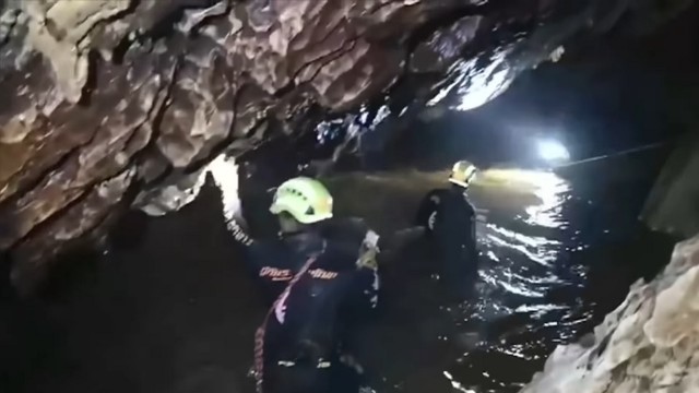 W Tajlandii wznowiono operację wydobywania na powierzchnię pozostałych dziewięciu osób uwięzionych w jaskini Tham Luang - podały media, powołując się na źródła w lokalnych władzach. W niedzielę na powierzchnię wyprowadzono czterech chłopców.