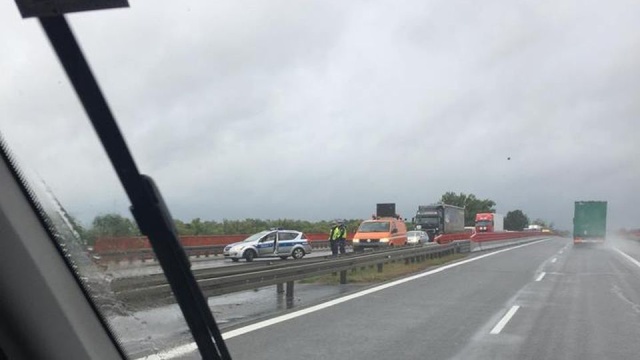 Na autostradzie A6 - między Szczecinem a Kołbaskowem - doszło do wypadku. Na moście w pobliżu Siadła Dolnego dwa auta osobowe uderzyły w barierę energochłonną. Nikomu nic się nie stało, ale zablokowany jest jeden pas jezdni w kierunku Kołbaskowa.